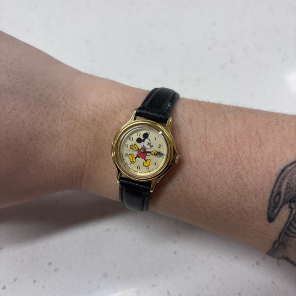 Vintage Walt Disney Company V827-0140 R Black Leather Mickey Mouse Watch